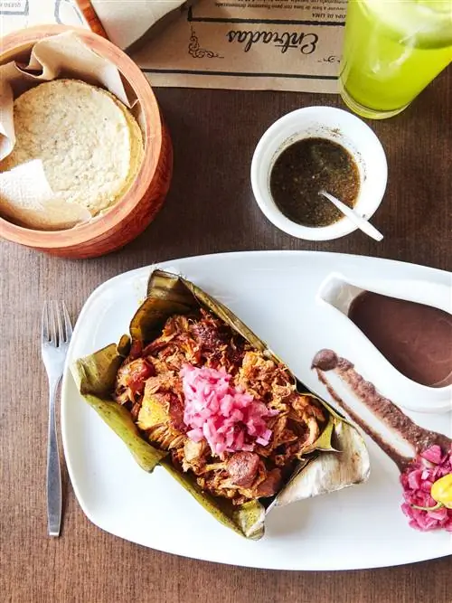 Cochinita pibil можно найти в обычных местах, а также в дорогих ресторанах, таких как Manjar Blanco.