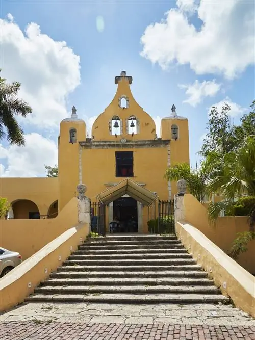 Рядом с исторической площадью Парк-де-ла-Эрмита-де-Санта-Исабель, Panadería La Ermita продает торты cochinita.