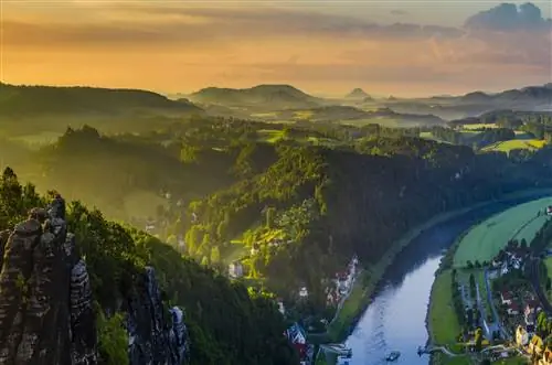 Вид на реку Эльбу со скалы Бастай в Эльбских песчаниковых горах Германии.