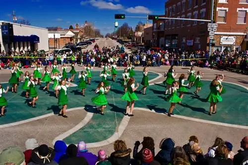 Знаменитый нарисованный трилистник О'Нила на улице с танцорами