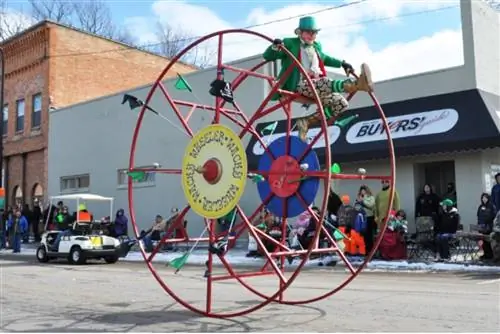 Парад в честь Дня Святого Патрика в Нью-Лондоне с участием местного «лепрекона»