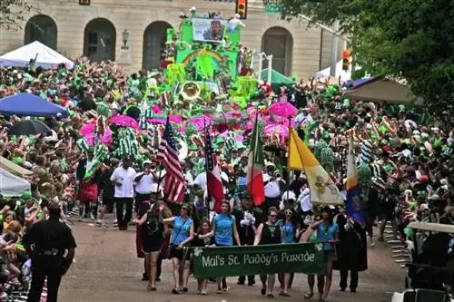 Парад Хэла в честь Дня святого Пэдди в Джексоне, штат Миссисипи, собирает тысячи людей.