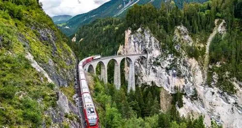 Поезд на высоком, узком горном мосту