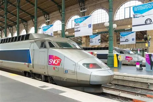 Скоростной поезд TGV на вокзале Gare du Nord в Париже.