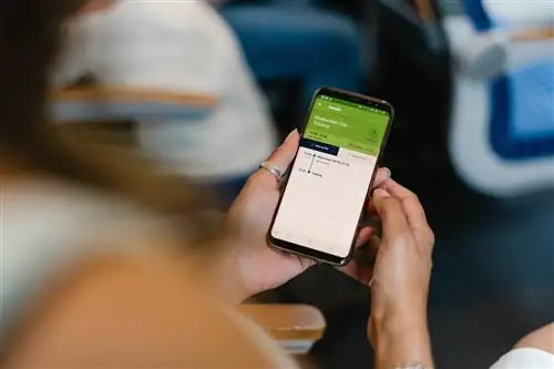 Путешественник использует приложение Rail Planner на телефоне