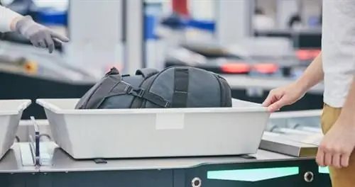 Рюкзак в лотке при проверке TSA