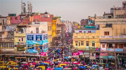 Руководители экскурсии Delhi Food Walks помогают посетителям перемещаться по красочным (а иногда и подавляющим) районам Дели.