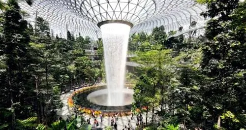 Водопад в аэропорту Чанги