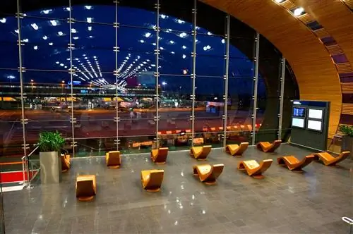 Изогнутые стулья в зале ожидания аэропорта в аэропорту CDG Paris