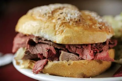 Знаменитое блюдо Buffalo’s beef on weck состоит из ростбифа и хрена на тминной булочке.