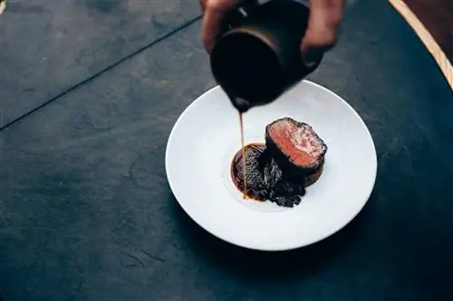 Alouette предлагает меню из пяти блюд, стоимость которого начинается примерно от 170 долларов на человека.