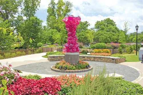 "Известный паблик-арт в Гринвилле включает поразительную башню из розового хрусталя Дейла Чихули.