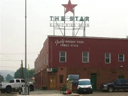 Внешний вид баскского отеля с рестораном в Элко