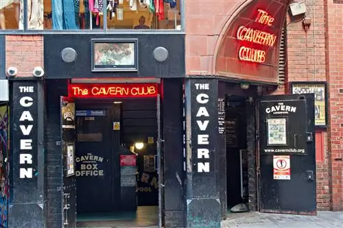 Первоначальный Cavern Club в Ливерпуле закрылся в 1973 году, но с тех пор музыкальный погреб снова открылся через улицу.