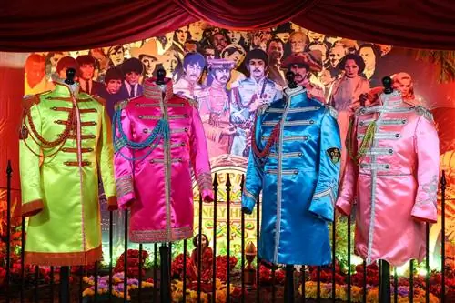 Подробные экспонаты выставки The Beatles Story рассказаны сестрой Джона Леннона, Джулией Бэрд.