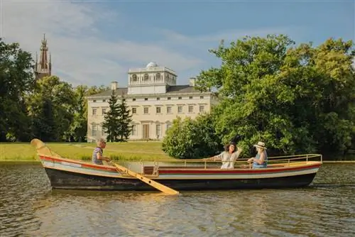 Лодка плывет по реке в Садовом королевстве.