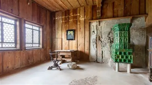 Камера Лютера, где Лютер перевел Новый Завет Библии на немецкий язык, скрываясь в замке Вартбург.