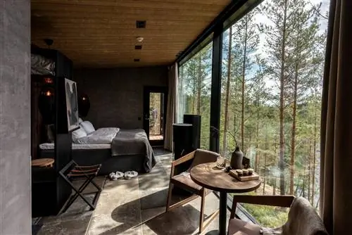 Интерьер гостевой комнаты на курорте Куру в финском озерном крае