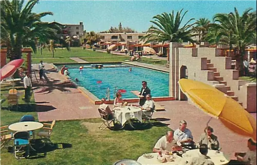 Просторная территория и живописный бассейн вызывали восхищение у поколений.