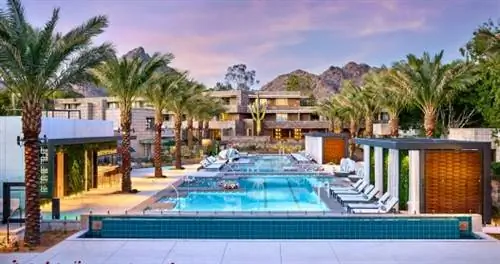 Безмятежная обстановка, сочетающая характерную архитектуру отеля Arizona Biltmore с фоном пустыни.