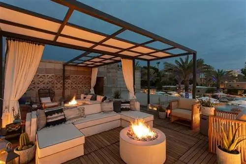 Влияние системы «текстильных блоков» Фрэнка Ллойда Райта отчетливо видно по всему отелю, в том числе в зонах для костра на открытом воздухе.