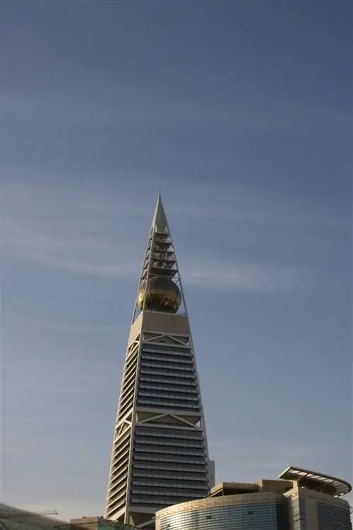 Сферический шпиль башни Аль-Файсалия является символом горизонта Эр-Рияда.