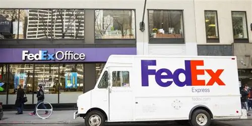 FedEx предлагает круглосуточное обслуживание паспортов