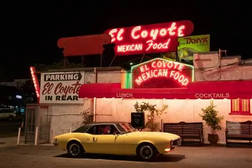 Сцена ужина из фильма была снята в кафе El Coyote, где побывала Шэрон Тейт, прежде чем стать жертвой убийств семьи Мэнсона.