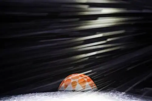 На ледяной шапке Гренландии, столовая ночью.