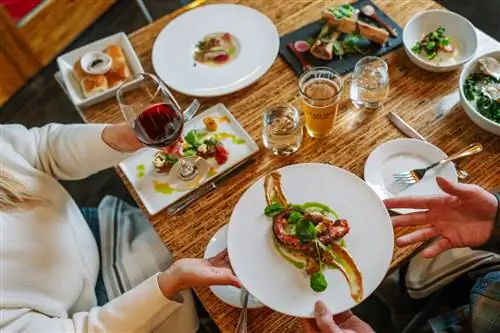 Два человека обедают в ресторане Gravity-Haus Tuckee-Tahoe's Stella.