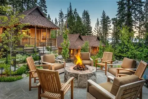 Стулья вокруг костра возле коттеджей Cedar Crest Cottages