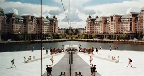 Зеркальное отражение людей и зданий возле Оперного театра в Осло, Норвегия