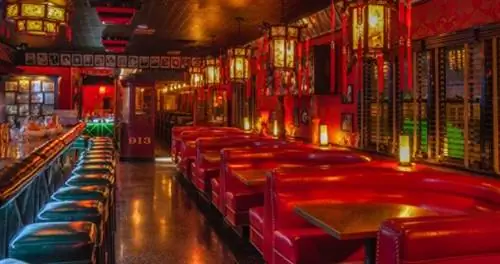 Тускло освещенный интерьер кафе Formosa