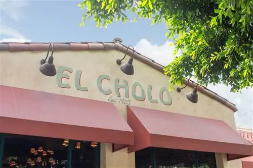 Вывеска мексиканского ресторана El Cholo