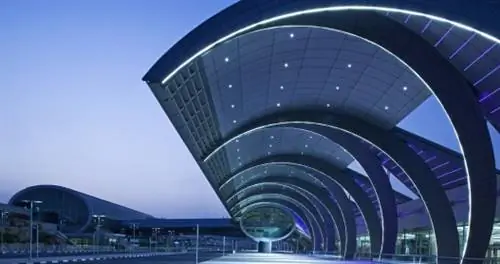 Внешний вид международного аэропорта Дубая в сумерках