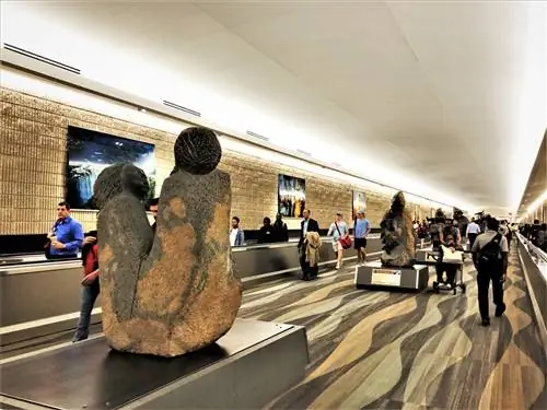 Произведения искусства вдоль прохода в международном аэропорту Хартсфилд-Джексон в Атланте.