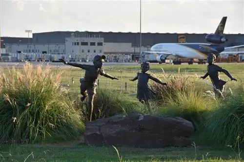 Подышите свежим воздухом и полюбуйтесь самолетом в смотровой площадке Founder's Plaza DFW.