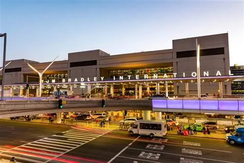 Внешний вид международного терминала Тома Брэдли в международном аэропорту Лос-Анджелеса.