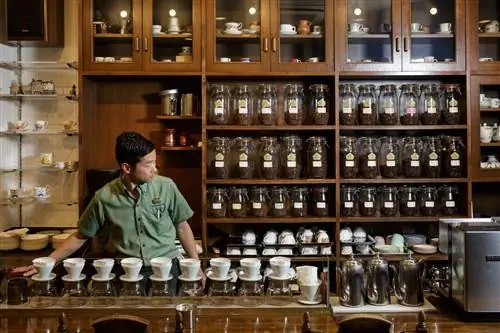 Café Bach гордится своим гостеприимством и лаунж-атмосферой не меньше, чем жаркой кофе.