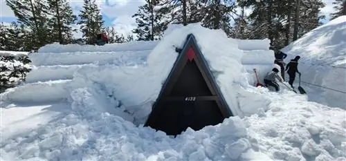 Снежная куча на кабине с А-образной рамой на озере Тахо