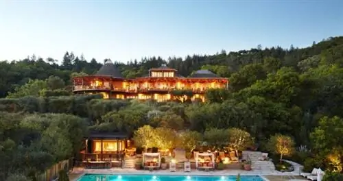 Внешний вид Auberge du Soleil с видом на бассейн и окружающие деревья.