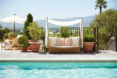 Открытый бассейн отеля Auberge du Soleil окружен кабинками для переодевания.