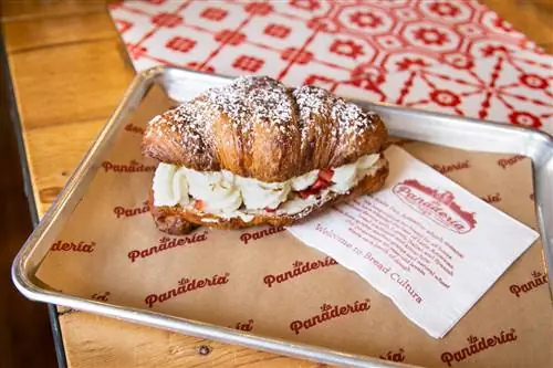 Круассан tres leches в La Panadería - это то, о чем стоит написать домой.