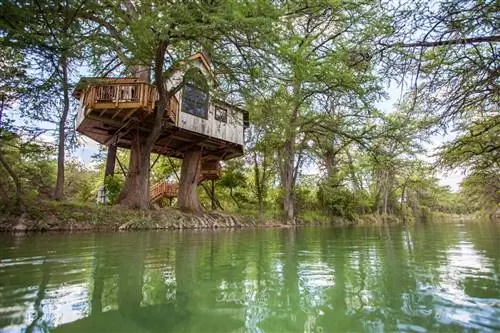 Treehouse Utopia выходит на ленивую реку Сабинал.