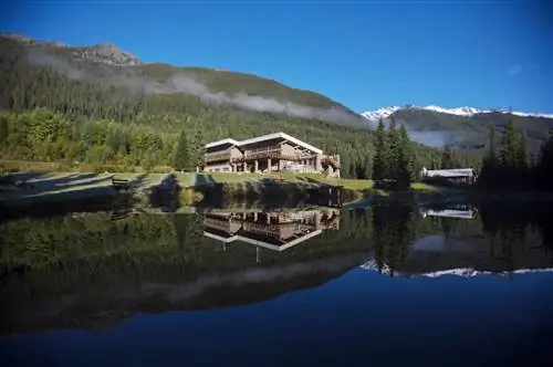 Гости, остановившиеся в отеле CMH Bobbie Burns Lodge в канадских горах Колумбия, отправляются в труднодоступные места для пеших прогулок на вертолете.