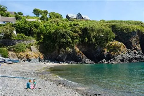 Галечные пляжи Cadgwith Cove, расположенные в самой юго-западной точке Англии, на полуострове Лизард, предлагают спокойное уединение. Галечные пляжи Cadgwith Cove, расположенные в самой юго-западной точке Англии, на полуострове Лизард, предлагают спокойное уединение.