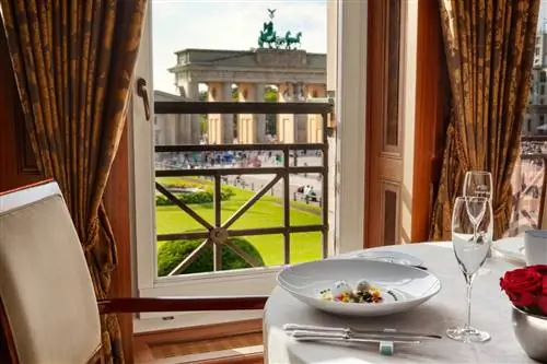 Вид на Бранденбургские ворота в отеле Adlon Kempinski в Берлине. Вид на Бранденбургские ворота в отеле Adlon Kempinski в Берлине.