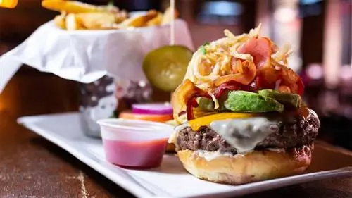 Стандартный гамбургер спорт-бара поднят на новый уровень в Harlem Tavern.