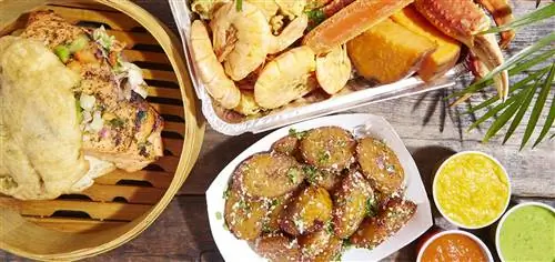 Ужин во внутреннем дворике ресторана Lolo's привносит карибский колорит на задний двор Гарлема.