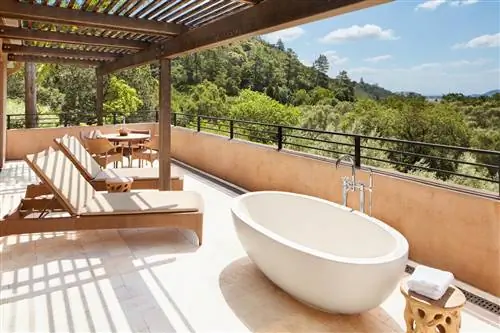 Отдохните на собственной террасе с бокалом вина в недавно спроектированных частных домах отеля Auberge du Soleil.